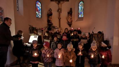 Bild: lnz
Gleich nach der Begrüßung trat der Kinderchor Leonberg auf. Beim Lied "Tragt in die Welt nun ein Licht" hielten die Jüngsten in der abgedunkelten Kirche Teelichter in den Händen. Am Keyboard spielte Leiterin Michaela Teubner, ihr Ehemann Martin sorgte hinter ihr für die nötige Ausleuchtung.