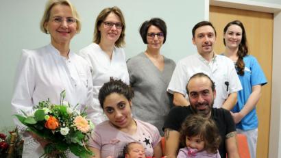 Bild: exb
Chefärztin Dr. Maria Dietrich, Kathrin Schwientek (Stationsleiterin der A4), Christina Fraas (stellvertretende Stationsleiterin der A4), Oberarzt Radu Dragan und Hebamme Angelika Macková (hinten von links) gratulierten Deborah Longone und Michele Crisafulli zur Geburt von Sohn Dylan.