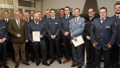 Bild: Hirsch
Ortsbeauftragter Martin Liebl (links) und stellvertretender THW-Geschäftsstellenleiter Matthias Karl (rechts) ehrten gemeinsamen mit Oberbürgermeister Andreas Feller (Dritter von links) langjährige Aktive des Technischen Hilfswerkes Schwandorf.