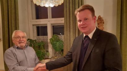 Bild: jzk
MMC-Obmann Paul Völkl (links) dankte Pfarrer Thomas Kraus für seinen interessanten Vortrag und überreichte ihm einen Weihnachtsstollen von der örtlichen Konditorei Lehner.