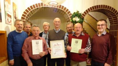 Bild: exb
Bei der Weihnachtsfeier des Männergesangvereins wurden auch langjährige und verdiente Mitglieder geehrt (von links): Schriftführer Sigmund Schütz, Dirigent Siegfried Kumeth, Günter Bauer (40 Jahre aktives Singen), Zweiter Vorsitzender Herbert Ulrich, Norbert Danhof (20 Jahre Kassier) Vorsitzender Werner Schwägerl, Heinrich Dolezik (25 Jahre aktives Singen) und Stefan Werner, Vorsitzender der Sängergruppe Wiesau.