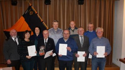 Bild: soj
Kolping Ebnath ist im Bilde: (von links) stellvertretender Vorsitzender Hubert Knott, Angelika Putzer, Vorsitzende Carolin Knott, Ehrensenior Karl Eichhorn, Manfred Vetter, Max Rubenbauer, Norbert Söllner, Hans Enders, Josef Schüller und Erwin Popp.