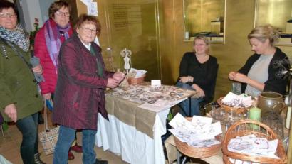 Bild: bgl
Der Kunsthandwerkermarkt im Doktor-Eisenbarth- und Stadtmuseum entpuppte sich erneut als Publikumsmagnet. Auch Hauptorganisatorin Rosi ZIthier (Dritte von links) nutzte die Gelegenheit, um hier zwei Bastlerinnen aus dem Egerland beim Anfertigen von Schmuck zuzusehen.