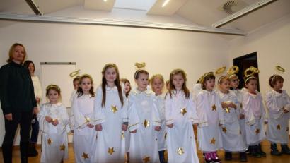 Bild: fz
Die süßen Engel des Kinderhauses St. Pankratius singen gemeinsam mit den Senioren.