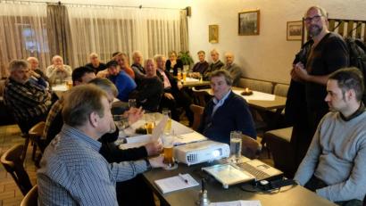 Bild: le
Mit aktuellen Themen auf dem Holzmarkt beschäftigt Geschäftsführer Michael Bock (stehend) in seiner Rede in der gut besuchten Herbstversammlung der Flosser Waldbesitzervereinigung.