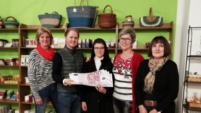 Bild: exb
Das Team des Eine-Welt-Ladens Marianne Zeiser (Zweite von rechts), Gabi Ebenschwanger (rechts) und Tina Dorrer (links) freute sich mit Schwester. Christine Gindhart und Stadtpfarrer Stefan Wagner bei der Spendenübergabe.