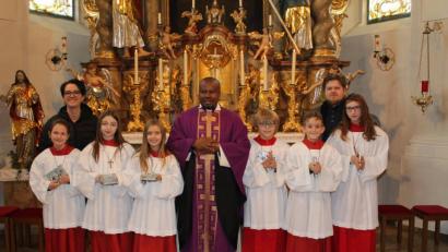 Bild: soj
Die neuen Ministranten nach ihrer Aufnahme in der Pfarrkirche St. Ägidius Ebnath: (von links) Daniela Würstl, Leni Bauer, Lilly Baisi, Leni Schinner, Pfarrer Dr.ThankGod Okoroafor Emil Greger, Ferdinand Sieber, Emma Bayer und Sebastian Wolf.