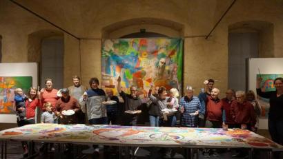 Bild: eib
"Pinsel hoch". Fast ist das großformatige Werk "Freundschaft" vollendet. Unter der Regie von Otto Kouwen (Mitte) gingen die Teilnehmer beim "Jamming" in CeBB ans Werk. Der Künstler hatte Farbe und Pinsel aus Prag mitgebracht.