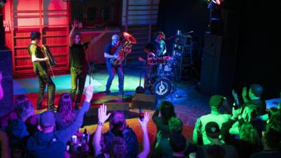 Bild: Johannes Zrenner
„Oansno“ zeigten am Samstag in der Städtischen Turnhalle, wie Wirtshaus-Punk mit Akkordeon, Trompete, Tuba und Schlagzeug sowie mit Gesang und Publikums-Chor klingt.
