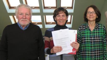 Bild: Hirsch
Die hauptamtlichen Betreuer Waltraud Brettner (rechts) und Rita Sebald (Mitte) bieten gemeinsam mit Honorarkraft Werner Chwatal (links) Hilfe rund um Fragen zum Betreuungsrecht an.