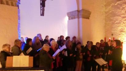 Bild: aub
Der evangelische und der katholische Kirchenchor unter der Leitung von Sabine Schneider und Jonathan Brell beim gemeinsamen Konzert.