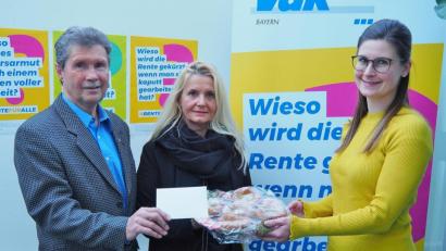 Bild: Bühner
Einige Küchle bringt Manda Kick (Mitte) auch mit zum VdK.Das Wichtigste jedoch ist die Spende für alte Menschen in Not, überreicht an VdK-Kreisgeschäftsführerin Sarah Klos und Kreisvorsitzenden Josef Rewitzer.
