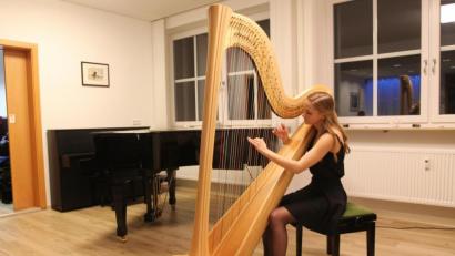 Bild: pi
Katharina Troger begeistert mit ihrem Harfenspiel.