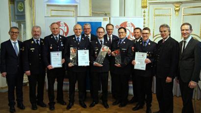 Bild: exb/Gerd Baumann (Sparda-Bank)
Bei der Verleihung des Ostbayerischen Feuerwehrpreises nahm Jugendwart Dominik Schießlbauer (Sechster von links) den ersten Preis für die Feuerwehr Niedermurach entgegen. Über einen Sonderpreis freute sich Stefan Schmid, Kommandant der Feuerwehr Schwarzhofen (Dritter von links). Die Auszeichnungen überreichten die Regierungspräsidenten (von rechts) Rainer Haselbeck (Niederbayern) und Axel Bartelt (Oberpfalz) sowie Sparda-Bank-Vorstandsvorsitzender Michael Gruber (links).