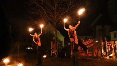 Bild: wrm
Der Auftritt der Feuershowgruppe „Public Surprise“ aus Waidhaus taucht den Pfarrhof in ein schummriges Licht.