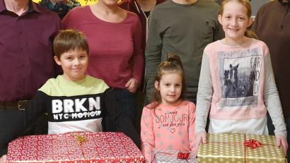 Bild: bey
Anton Höchtl gewann den 1. Preis beim Luftballonwettbewerb. Vroni Götz (rechts) war die Zweitplatzierte, Emmi Götz wurde als drei Gewinnerin unter 80 teilmenden Kindern gezogen.