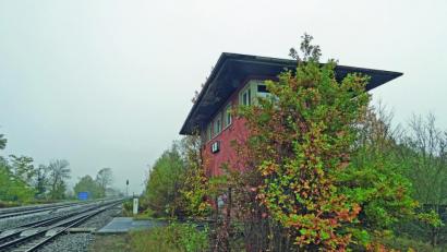 Archivbild: exb
Das Stellwerk in Vilseck: Die Bahn verkauft diese Immobilie, sie wird am Samstag, 14. Dezember, in Berlin versteigert. Das Mindestgebot sind 5000 Euro.