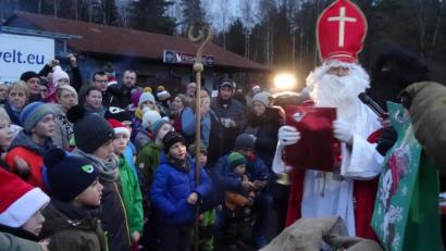 Bild: hka
Bischof Nikolaus bei der Arbeit: Für bald 200 Kinder hat er Päckchen mitgebracht.