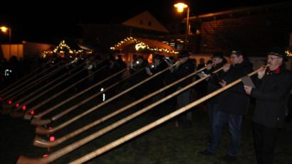 Bild: kro
Am Waldsassener Weihnachtsmarkt Station machten auch die Großkonreuther Alphornbläser.