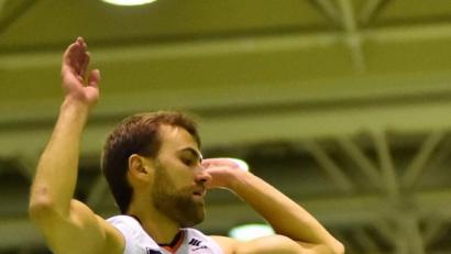 Bild: Alfred Schwarzmeier
DJK-Captain Tobias Merkl (links) weiß, wann er die Finger vom Ball weglassen muss. Im knappen Duell gegen starke Leipziger zeigen sich die Neustädter Regio-Basketballer smart und entscheiden das Top-Spiel für sich.