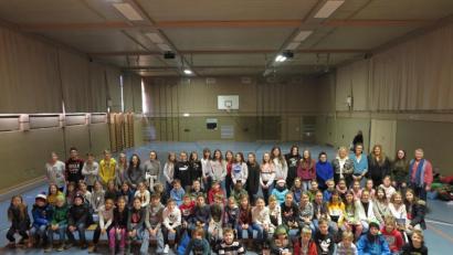 Bild: jzk
Die Lehrkräfte Maria Neumann, Stefanie Zeitler, Sylvia Eller, Ingrid Schmidt und Sandra Hering (hinten von rechts) betreuten die Grund- und Realschüler beim Lese Event.