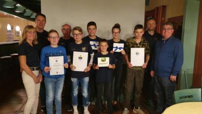 Bild: exb
Die Geehrten des RV Eintracht Elbart und der Marktgemeinde Freihung mit Vorsitzendem Christian Wiesneth (Zweiter von links) und Bürgermeister Norbert Bücherl (rechts).