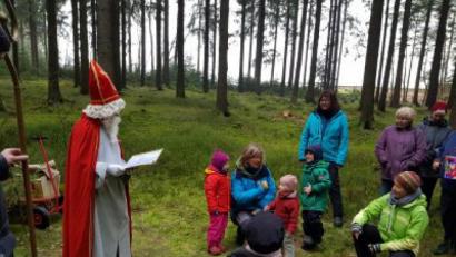 Bild: ld
Das erlebt auch der Nikolaus nicht alle Tage: einen Kindergarten ohne Wände, Decke und Kamin.