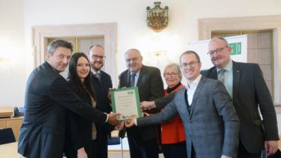 Bild: Gabi Schönberger
Sie arbeiten für eine gesunde Region: (von links) AOK-Direktor Jürgen Spickenreuther, Geschäftsstellenleiterin GesundheitsregionPlus Nordoberpfalz Daniela Mädl, Landrat Andreas Meier, Bürgermeister Lothar Höher, AOK-Beiratsvorsitzende Gaby Hübner, OTH-Professor Steffen Hamm und Bereichsleiter der AOK Bayern, Direktion Weiden, Thomas Knöbl.