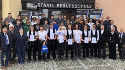 Bild: exb
Die angehenden Zimmerer bekamen in Furth im Wald Besuch von ihren Obermeistern.