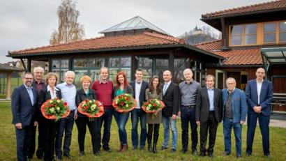 Bild: exb/Christian Mielke
Firmengründer Walter Winkler (Zweiter von rechts), die Witron Geschäftsführung und der Betriebsratsvorsitzende ehren Mitarbeiter für 25 und 40 Jahre Betriebszugehörigkeit bei Witron.