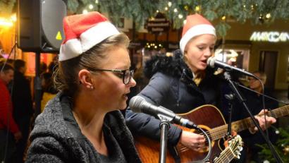 Bild: Kunz
Marina und Magdalena spielen Weihnachtslieder.
