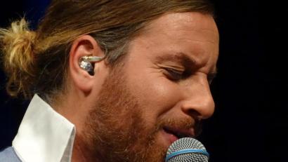 Bild: hou
Er war noch nicht geboren, als Elvis Presley am 16. August 1977 starb. Dennoch macht der Österreicher Ron Glaser die Songs des King of Rock'n'Roll mit schier unglaublich ähnlicher Stimme nach. Das hat ihm unterdessen weltweit Respekt und Anerkennung eingebracht.