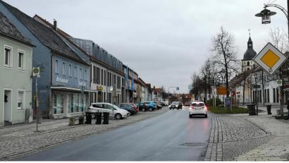 Bild: lnz
Die Staatsstraße 2176, die über die Waldsassener Straße, den Oberen Markt (Bild) und den Unteren Markt sowie durch die Vorstadt führt, ist ab 1. Januar 2020 eine Ortsstraße. Damit kann die Stadt selbst über Beschränkungen entscheiden.