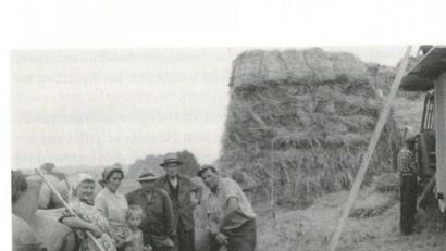 Bild: Familie Josef Kleindienst/Archiv: Josef Schmaußer
Dresch-Szene bei der Familie Michl in Oberleinsiedl um 1960: Das Bild zeigt das „vom Acker wegdreschen“. Rechts am Dreschkasten der Maschinist Josef Kleindienst, weiter nach links Benedikt Michl sen., Josef Michl sen., ein Knecht, Tochter Brunhilde, Anni Michl und Pauline Niebler.