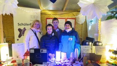 Bild: jzk
Realschullehrerin Gabi Wolf (rechts) und Konrektorin Sandra Hering (links) boten mit den Jugendlichen am Stand der Schülerfirma „Creativ AG“ günstige Mitbringsel zum Kauf an.