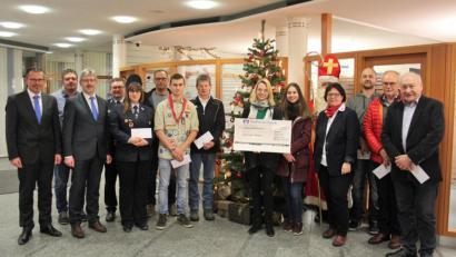 Bild: stg
Insgesamt 3500 Euro ließ die Kemnather Geschäftsstelle der Raiffeisenbank an Vertreter von neun Vereinen und Einrichtungen springen.