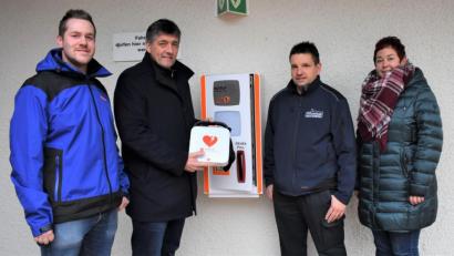 Bild: rgr
Einen Defibrillator haben (von links) Jonas Neubauer, Bürgermeister Edgar Knobloch, Alexander Richter und Sabina Wächter-Sollfrank beim Städtischen Waldbad angebracht.