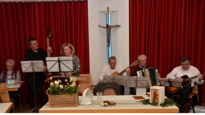 Bild: dob
Irmgard Puff, Markus und Tanja Schulz, Ludwig Putzer, Karl Putzer und Norbert Puff (von links nach rechts) ergeben die Sitzweilgruppe Miesbrunn. Ihre Lieder gehen ins Herz.