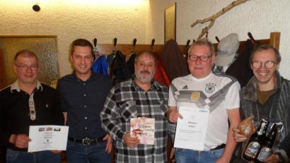 Bild: soj
Die Hauptpersonen beim Preisschafkopf: (von links) Bruno Voit, CSU-Vorsitzender Wolfgang Söllner, Michael Burger, Reinhard Hubner und Rüdiger Brunner.