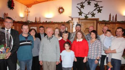Bild: kro
Im Kreise seiner Familie feierte am Samstag im „Prinzregent Luitpold“ in Waldsassen Josef Wagner (Fünfter von links) seinen 85. Geburtstag. Zum Geburtstag gratulierten auch Bürgermeister Josef Schmidkonz (hinten Mitte), Dritter Bürgermeister Franz Schöner (links) und Marktrat Oswald Seidl (Vierter von links).