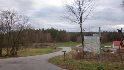 Bild: fjo
Relativ ebene Flächen beim neuen Baugebiet "Am Pfarrhäusl" (rechts) sind für eine Erweiterung mit Wohnhäusern vorgemerkt.