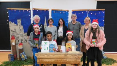 Bild: jzk
Tyrek Schmelzer ist der Schulsieger, Ashley Flores (sitzend von links) kam auf Platz zwei beim Vorlesewettbewerb der sechsten Klassen der Mittelschule. Die weiteren Plätze belegten Michelle Szynawa (rechts) und Alexander Bauer (links. Rektorin Christine Wiesend (hinten rechts) dankte den Juroren Christiana Zaglmann, Carola Reger, Damaris Bergemann und Norbert Lang (hinten von links).