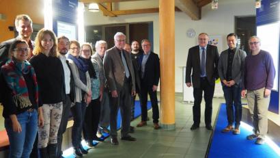 Bild: Bühner
Die Besucher der Eröffnung der Ausstellung über den Bayerischen Landtag begrüßen VHS-Bereichsleiter Harald Krämer, Landtagsabgeordneter Christoph Skutella und Bürgermeister Lothar Höher (Erster bis Dritter von rechts).