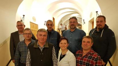 Bild: ws
Der Vorstand der Bürgerlichen Wählergemeinschaft Bärnau mit (vorne von links) Josef Hubmann, Vroni Schleifenheimer und Kurt Fischer sowie (hinten von links) Bernd Schwamberger, Edi Weiß, Armin Peuker, Wolfgang Giehl und Christian Schedl (nicht im Bild Alois Sladky).