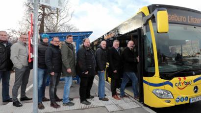 Bild: Wolfgang Steinbacher
Hans-Jürgen Haas (Geschäftsleiter des Zweckverbands Nahverkehr Amberg-Sulzbach/ganz rechts) und Oberbürgermeister Michael Cerny (Zweiter von rechts) erläuterten die Neuerungen zur Barrierefreiheit an der Bushaltestelle am Kurfürstenring. Mit dabei (von links): Josef Setzer (stellvertretender Leiter des Tiefbauamts), Wolfgang Meier, Dieter Imhof, Georg Rempler, Matthias Göttler, Udo Hartmann und André Linzer.