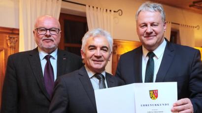 Bild: Wolfgang Steinbacher
Hans Pickel (Mitte) gehört dem Kreistag seit 25 Jahren an. Mit im Bild: FWS/FDP-Fraktionsvorsitzender Hans-Jürgen Reitzenstein (links) und Landrat Richard Reisinger.