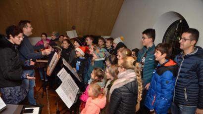Bild: dob
Der Kinderchor der Pfarrei überzeugte beim diesjährigen Patrozinium mit erfrischendem Gesang. Kathrin Scheibl, Thomas Winderl (von links) und Markus Uschold (rechts) leiten den Chor und unterstützen auch musikalisch.