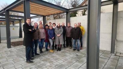 Bild: Karin Lay 
Die SPD-Mitglieder am neu gestalteten Dorfplatz.
