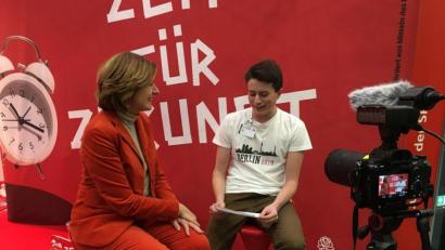 Bild: Lukas Plößl
Ein roter Hosenanzug vor roter Wand ist zwar optisch nicht sehr vorteilhaft, das tat dem Interview von AufReger-Chefredakteur Lukas Plößl mit Malu Dreyer, der Ministerpräsidentin von Rheinland-Pfalz, aber keinen Abbruch.