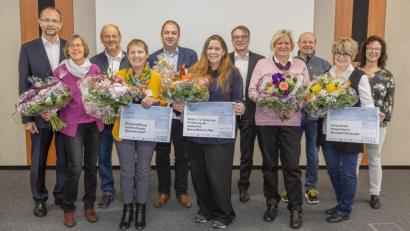 Bild: hwk
Mit den Betriebsräten Annke Gräbner und Wolfgang Drechsler übergaben Siemens-Standortleiter Michael Braunreuther (hinten von rechts) und Bernhard Rupprecht (links) die Schecks an (von links) Ursula und Jost Hess, Sieglinde Hübner, Holger Hassel, Sonja Oleson, Hildegard Haupt und Elke Lauterbach.
